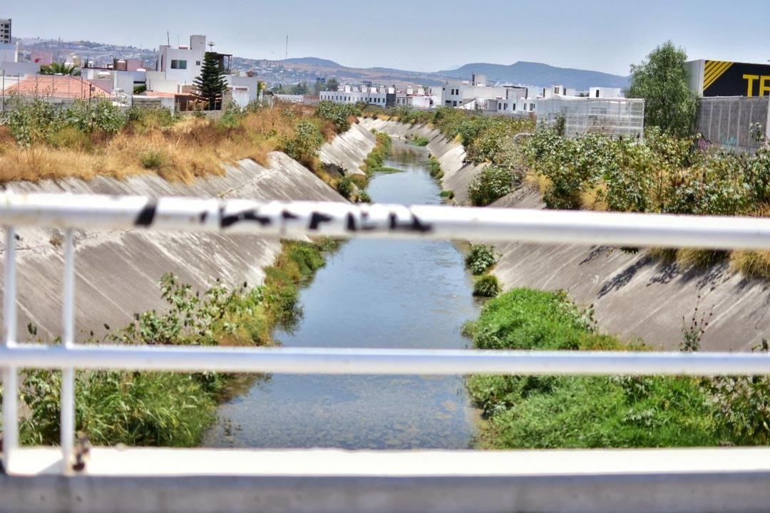 Realiza Roberto Sosa recorrido en drenes de Corregidora previo a las lluvias