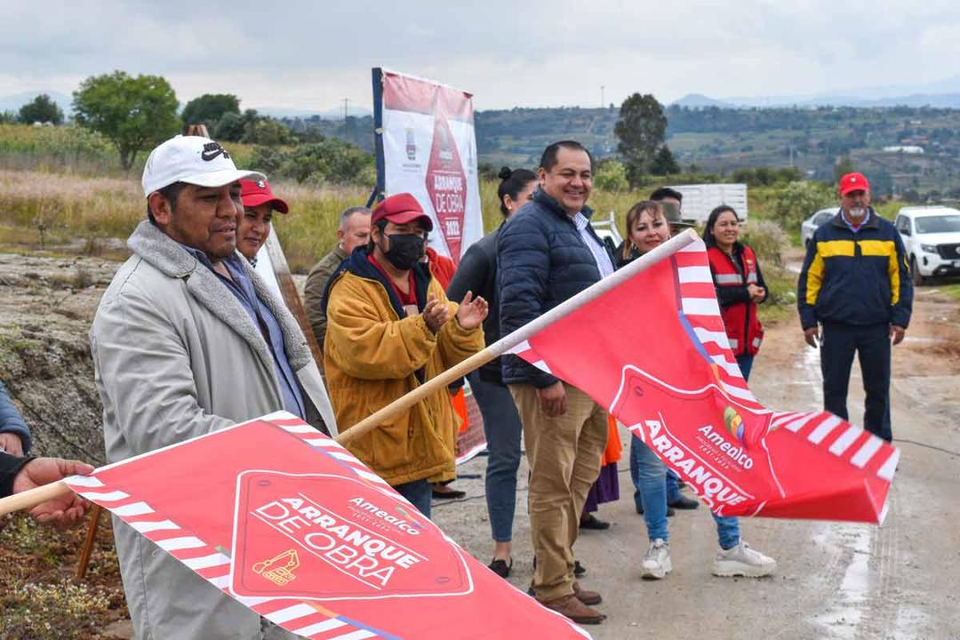 René Mejía realiza gira de arranque de obra pública en Amealco