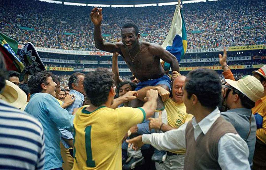 A través de redes, famosos lamentan la muerte de Pelé