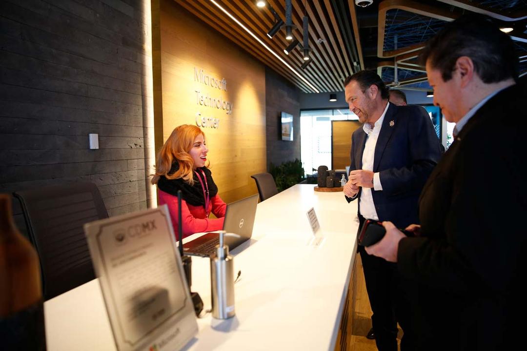 Gobernador de Querétaro recorre oficinas de Microsoft México
