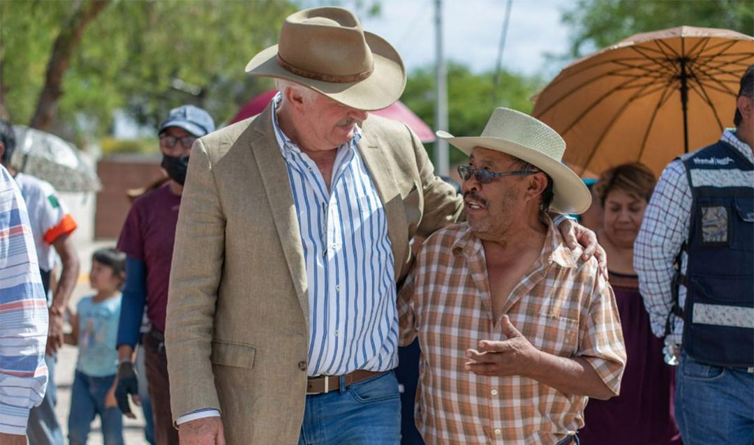 Enrique Vega entrega obras de urbanización y alumbrado público