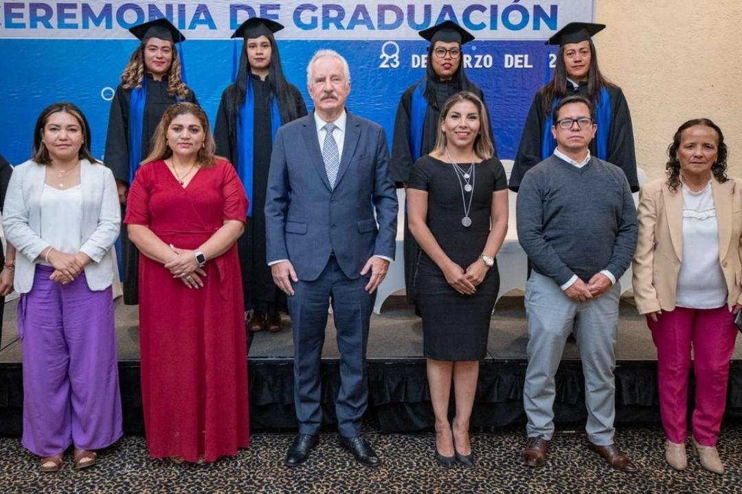 Enrique Vega entrega constancias a alumnas de educación media superior