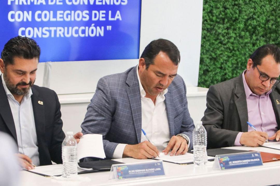 Roberto Cabrera firma convenio con Colegios de Arquitectos y Valuadores