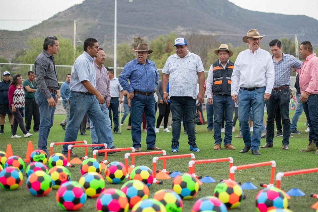 Enrique Vega entrega obras en Los Pocitos y Agua Azul