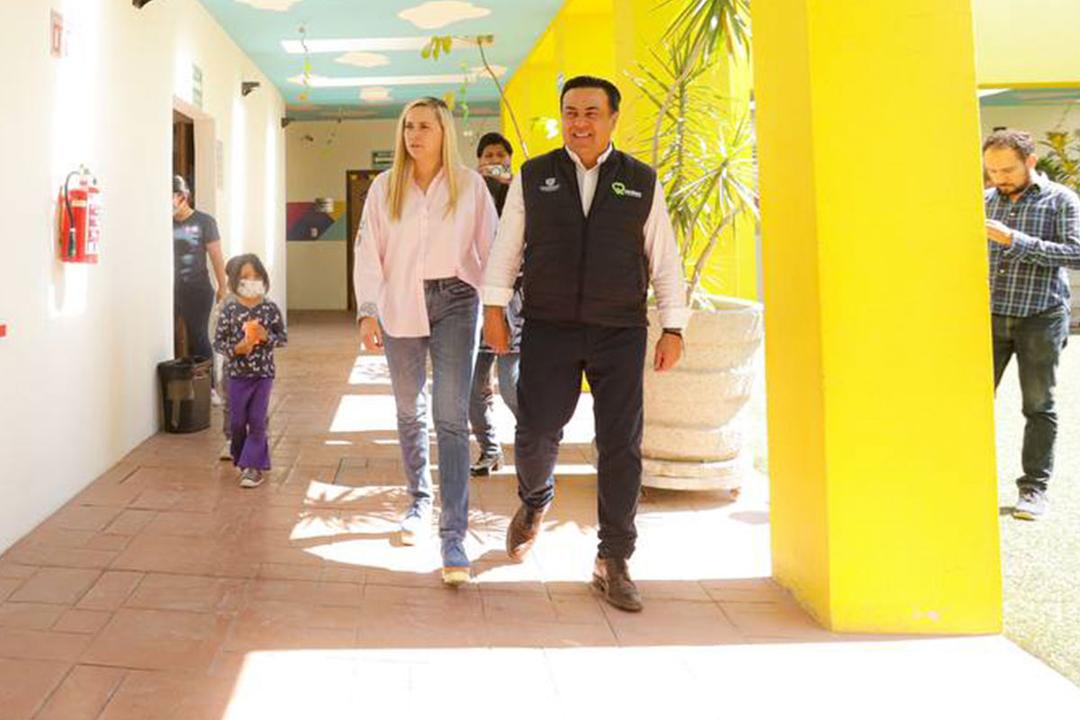 Luis Nava y Arahí Domínguez examinan el Centro de Día Meni