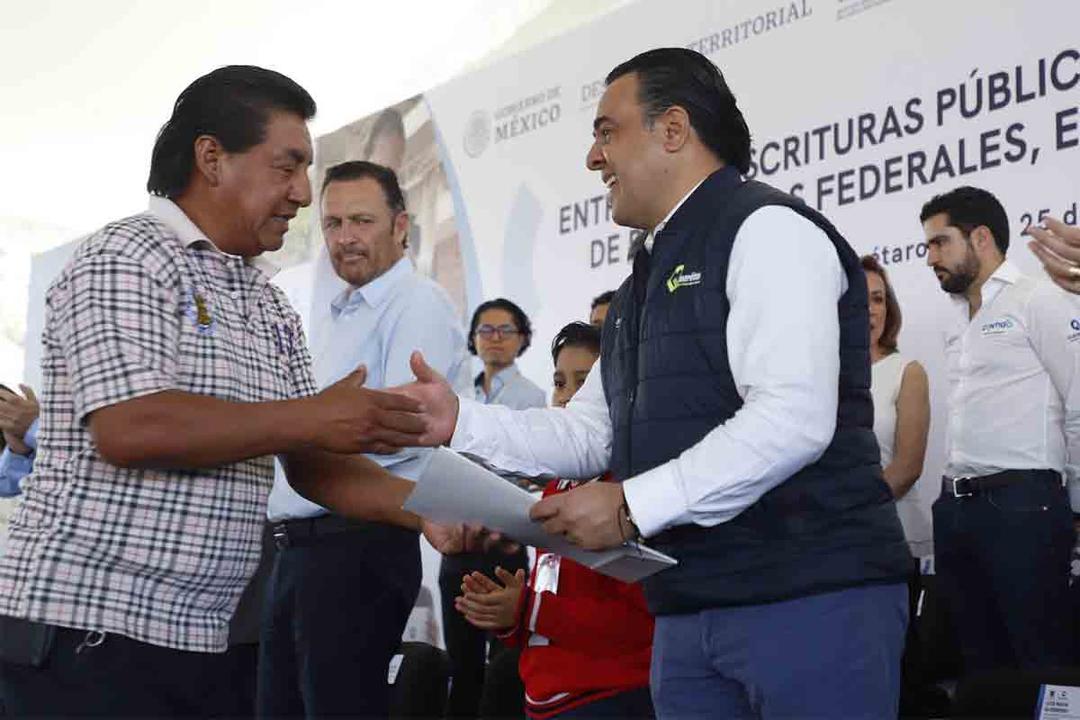 Luis Nava entrega Escrituras Públicas y Títulos de Propiedad
