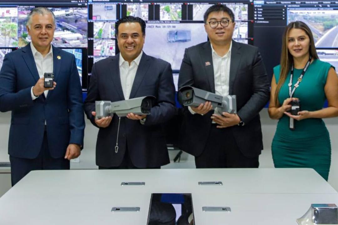 Luis Nava firma convenio para donar equipos de vigilancia a la SSPMQ