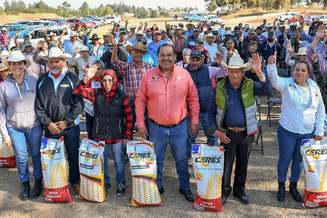 René Mejía hace entrega del programa municipal «Semilla para Siembra»