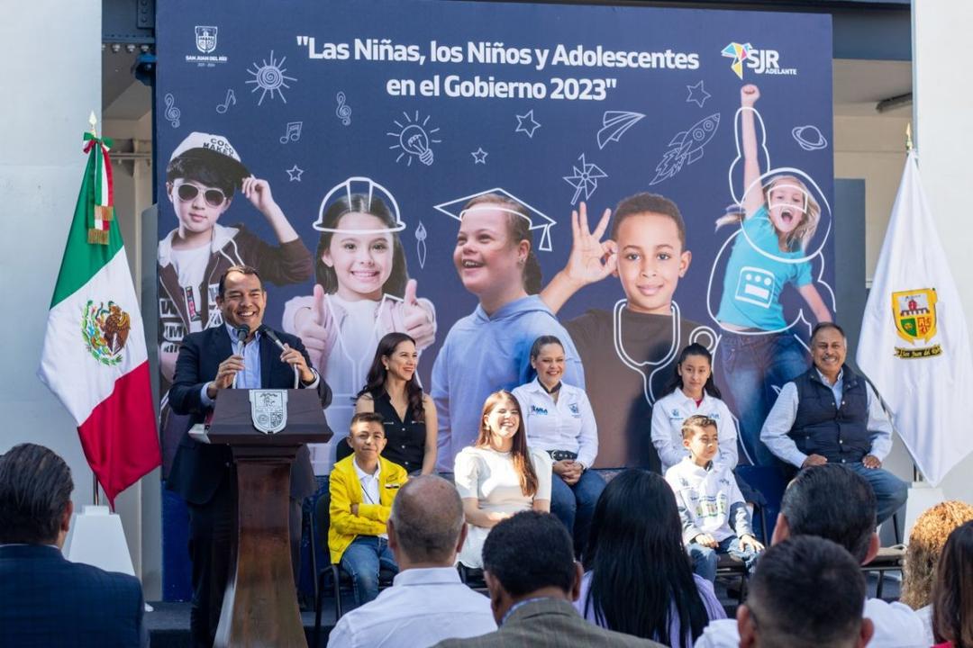 Roberto Cabrera celebra a niñas, niños y jóvenes