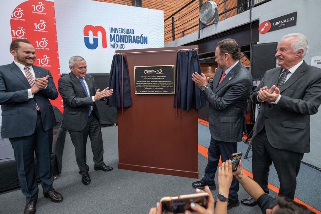 Enrique Vega celebra diez años de la Universidad Mondragón México