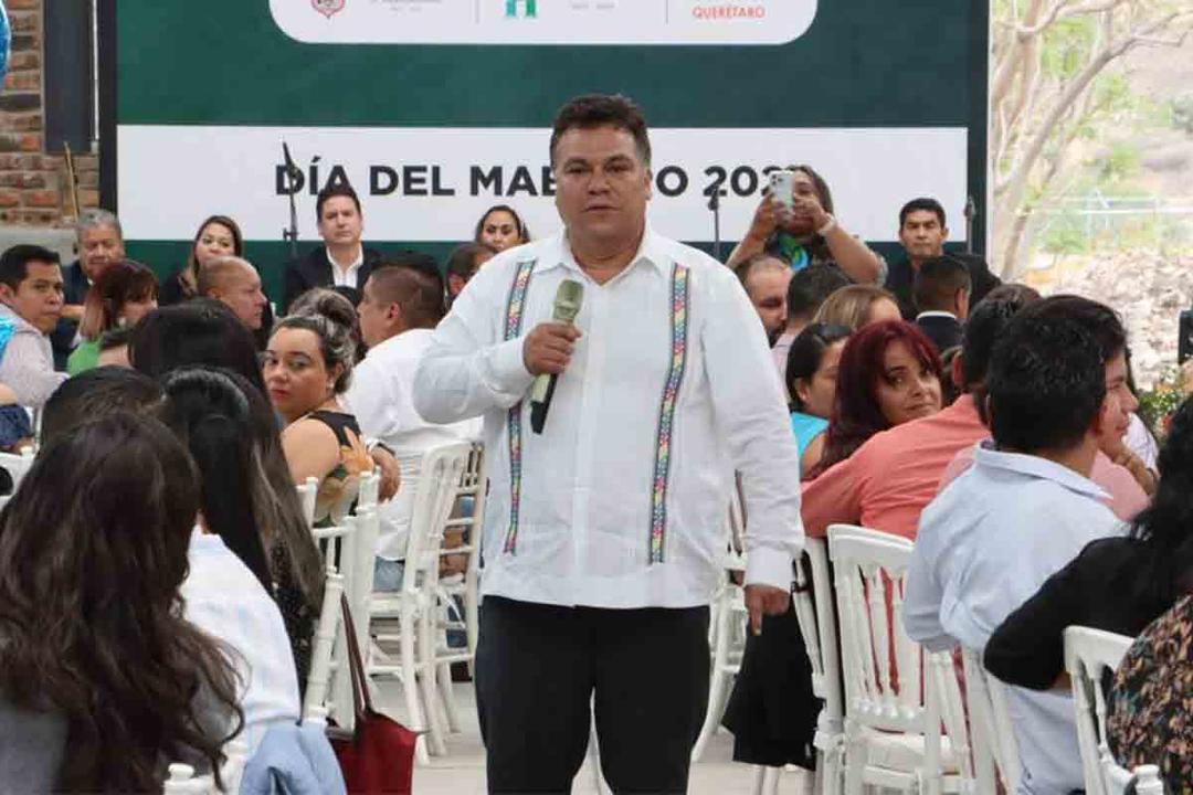 Juan Guzmán celebra a los docentes de Huimilpan