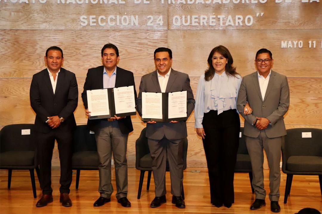 Luis Nava firma convenio con la Sección 24 del SNTE