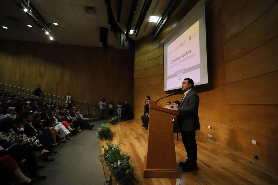 Luis Nava da bienvenida a Seminario de Auditoría