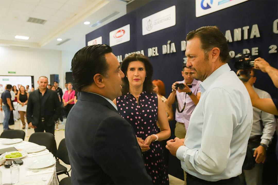 Luis Nava asiste a la tradicional comida del Día de la Santa Cruz