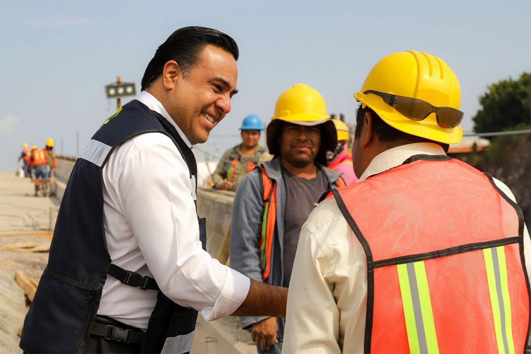 Luis Nava supervisa construcción del Paso Superior Vehicular