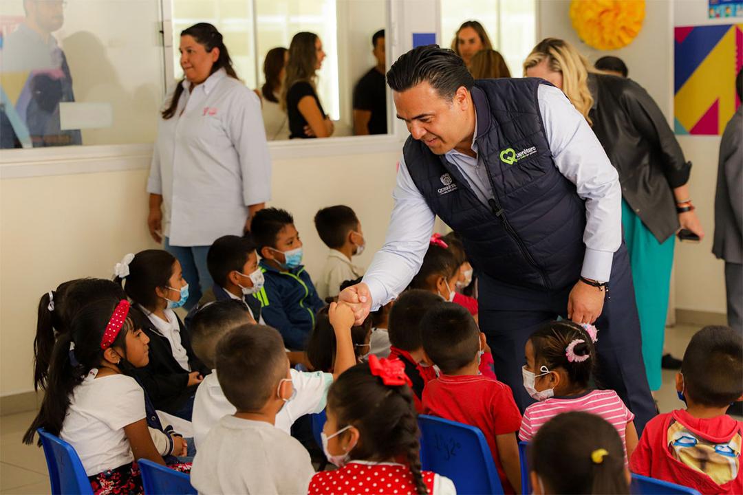 Luis Nava y Arahí Domínguez leen a infantes del Centro de Día Njhöya