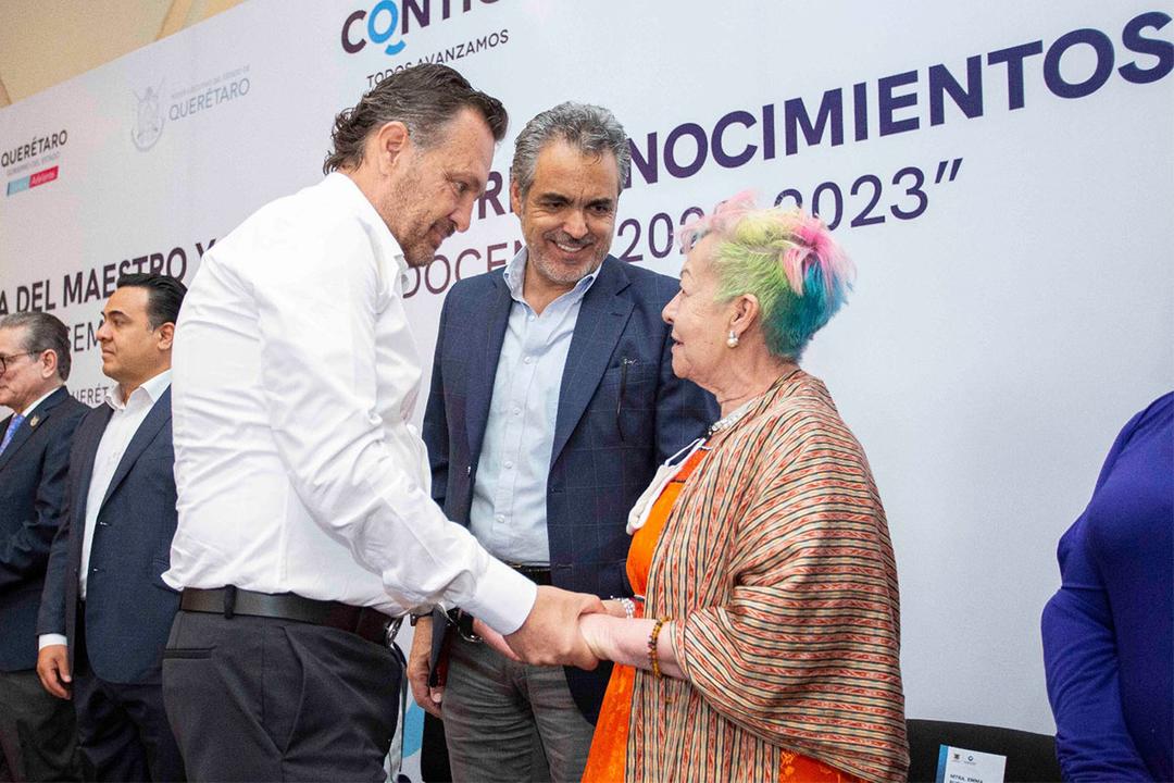 Mauricio Kuri entrega reconocimientos a docentes