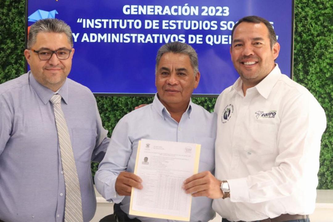 Roberto Cabrera entrega certificados de bachillerato