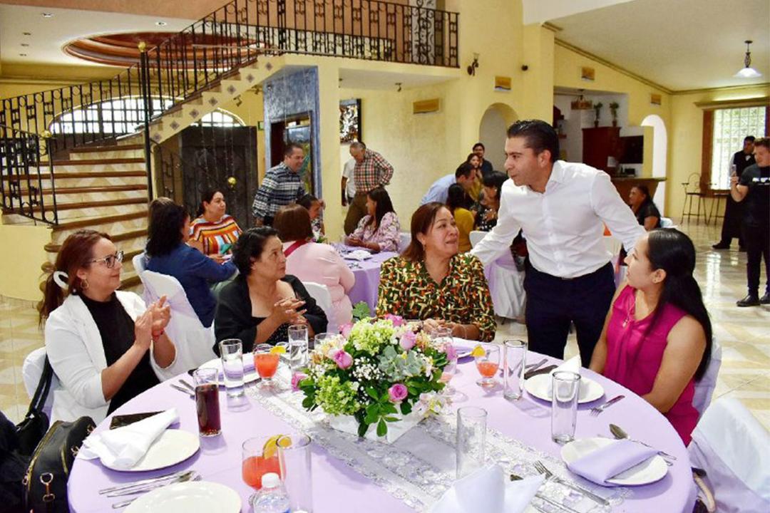 Roberto Sosa celebra a las mamás de Corregidora