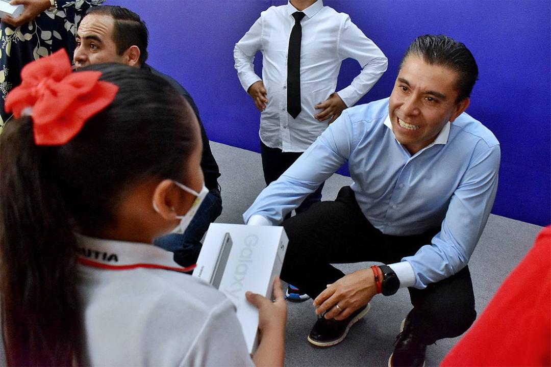 Roberto Sosa entrega tabletas en escuelas de Corregidora