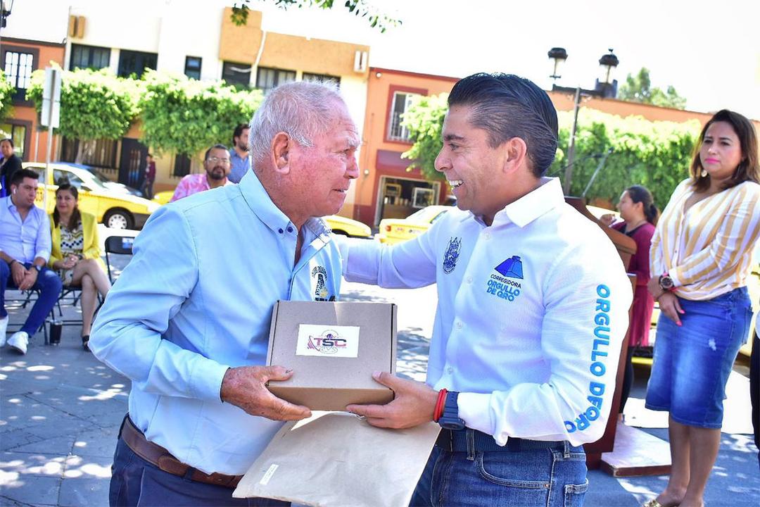 Roberto Sosa entrega GPS y camisas a taxistas