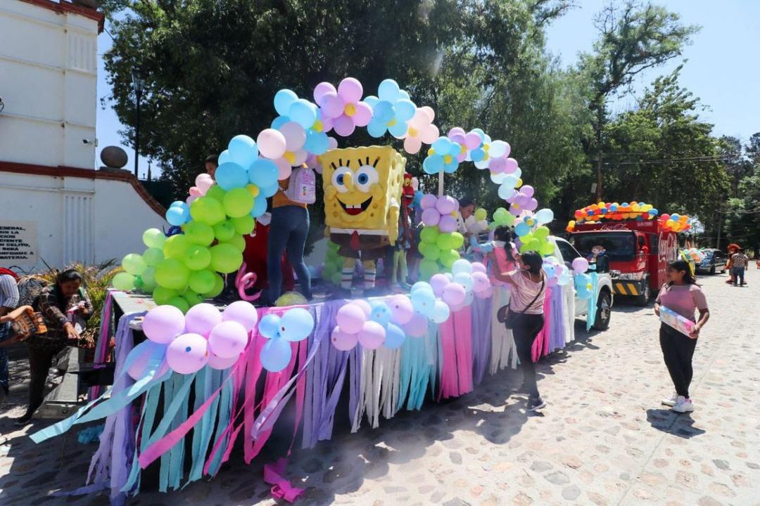 San Juan del Río entrega en caravana juguetes a niñas y niños