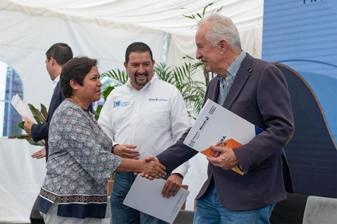 Enrique Vega entrega 200 escrituras a familias de El Marqués