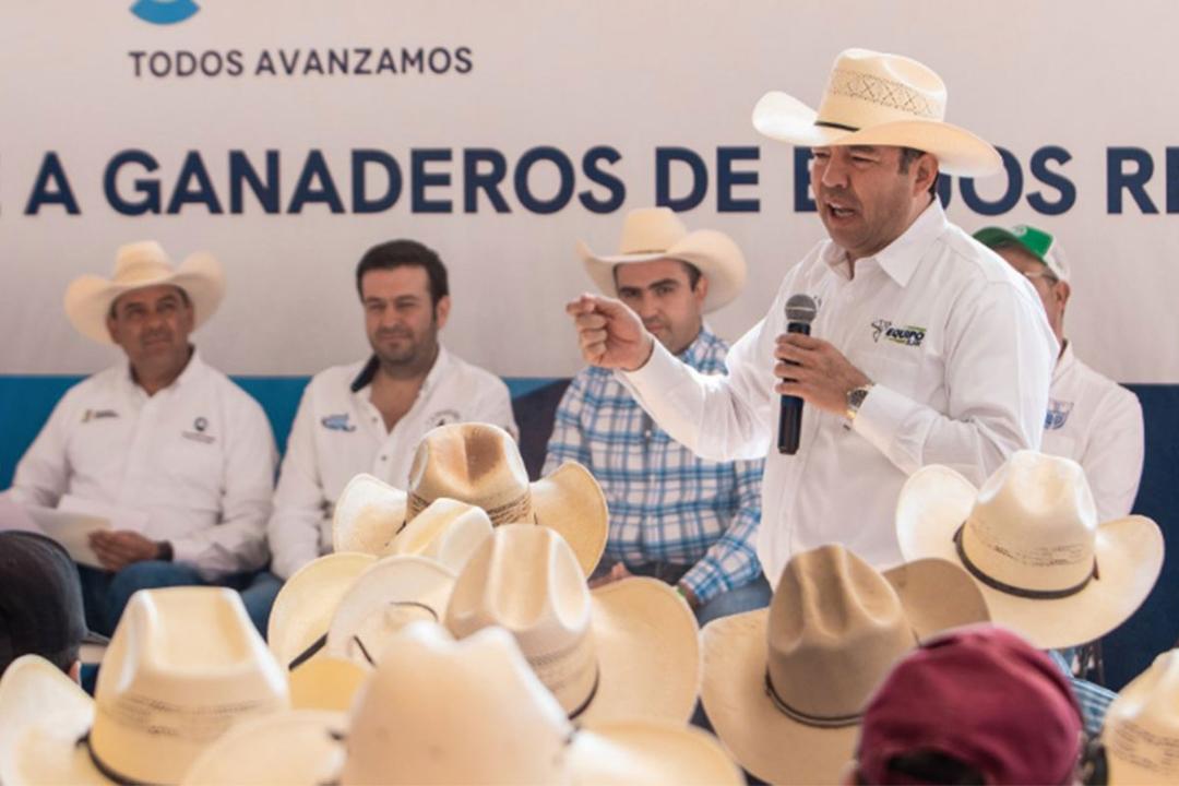 Roberto Cabrera entrega 130 toneladas de forraje