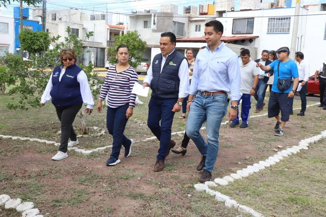 Luis Nava supervisa obras en colonia La Loma