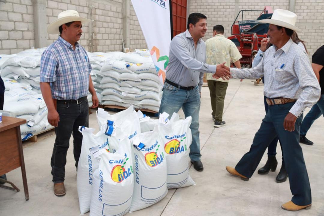 Miguel Martínez entrega semillas a productores de Cadereyta