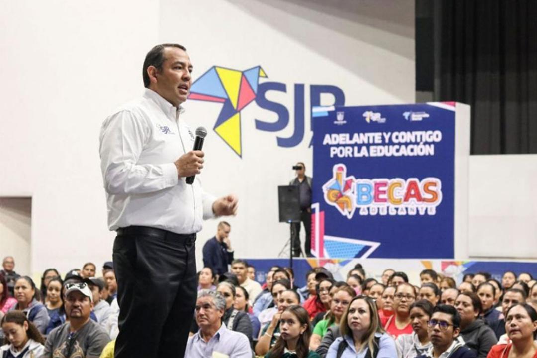 Roberto Cabrera entregará Becas Adelante 2023