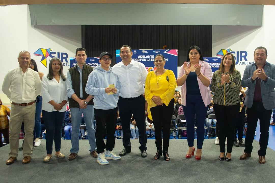 Roberto Cabrera encabeza jornada de Becas Adelante