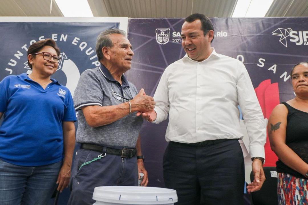 Roberto Cabrera entrega insumos en San Juan del Río