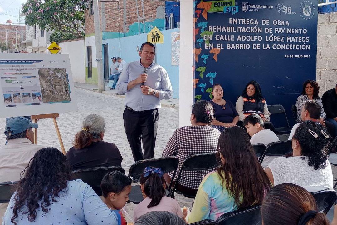 Roberto Cabrera entrega mejoramiento de calles