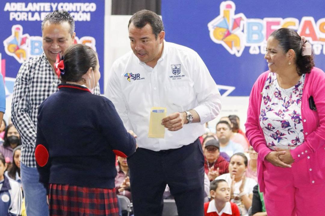 Roberto Cabrera continúa con entrega de becas