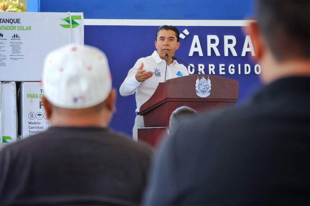 Roberto Sosa entrega calentadores solares