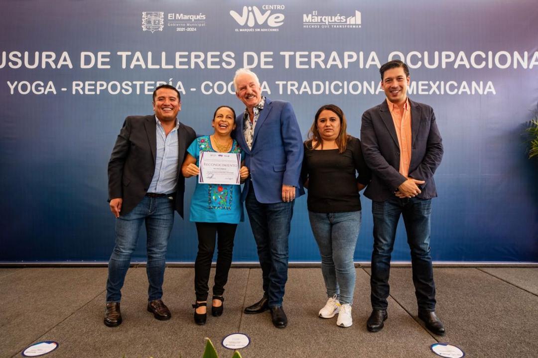 Enrique Vega encabeza clausura de talleres ocupacionales