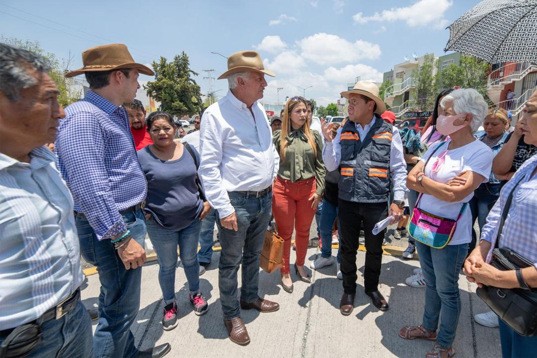 Enrique Vega supervisa obras de urbanización