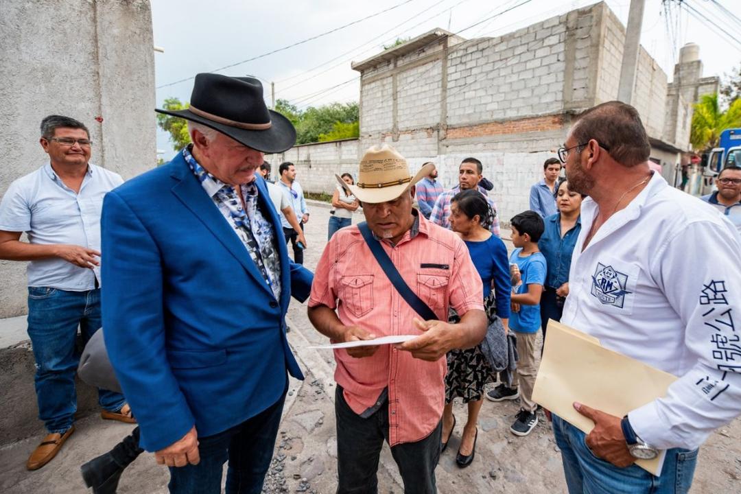 Enrique Vega entrega luminarias en El Marqués