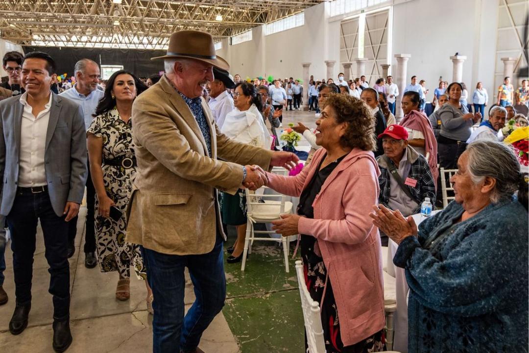 Enrique Vega corona a Reina y Abuelo de Oro en El Marqués