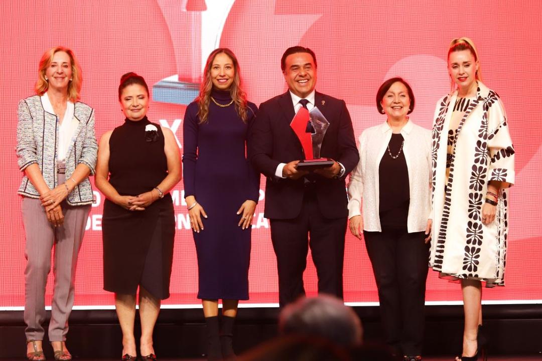 Luis Nava recibe premio por la Universidad de Mujeres