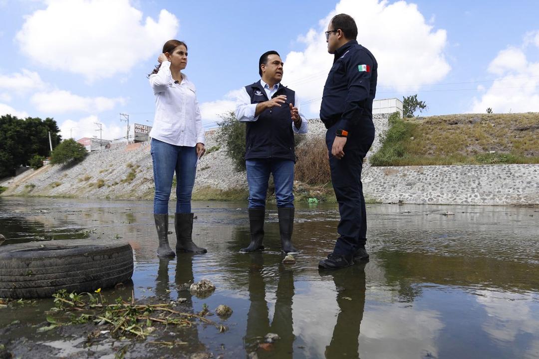 Luis Nava supervisa limpieza en dren El Arenal