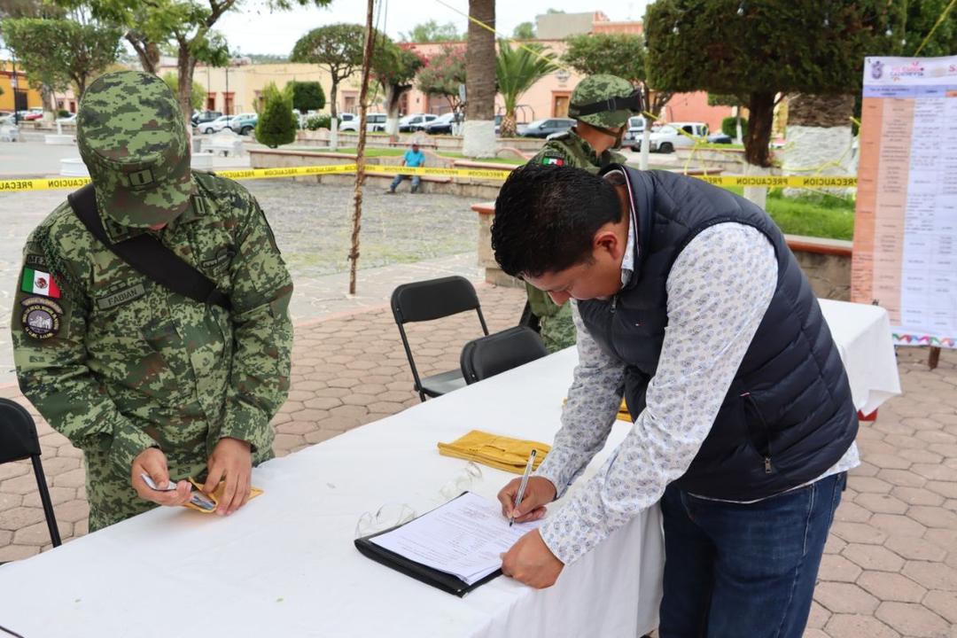 Miguel Martínez encabeza canje de armas