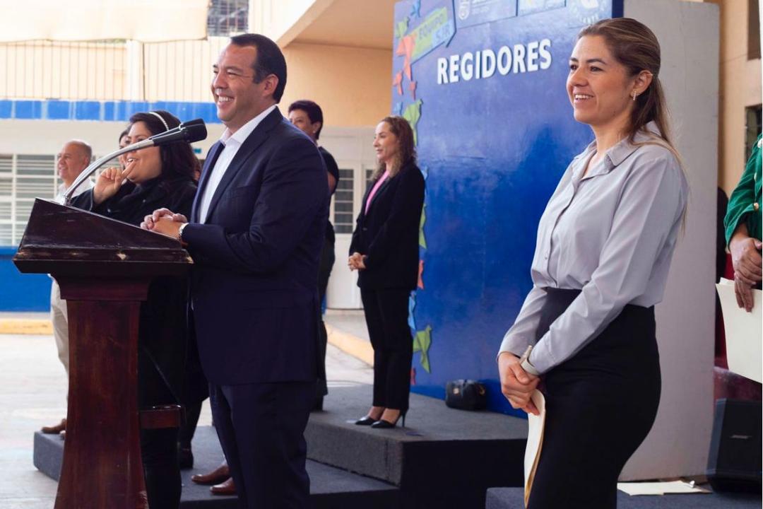 Roberto Cabrera da bienvenida a estudiantes por regreso a clases