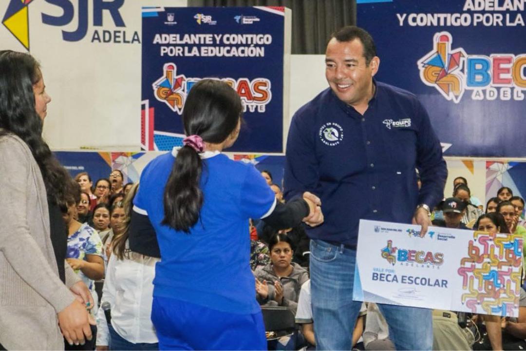 Roberto Cabrera beneficia a más de 15 mil personas con becas