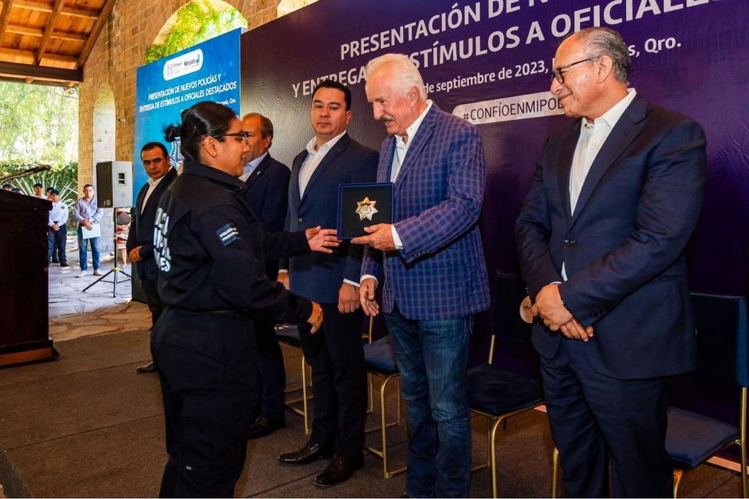 Enrique Vega encabeza presentación de 21 nuevos policías