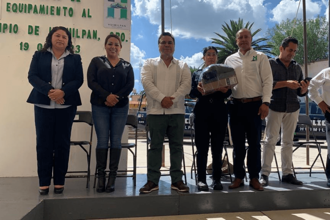 Juan Guzmán entrega equipamiento a dependencias municipales