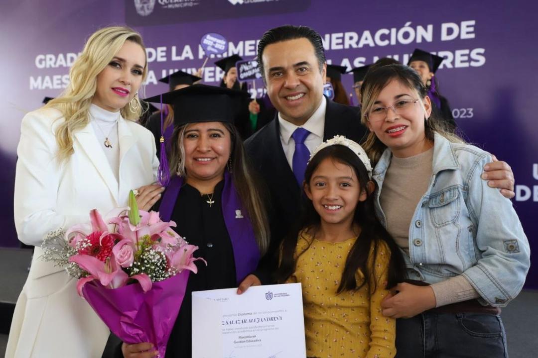 Luis Nava encabeza primera graduación de la Universidad de las Mujeres