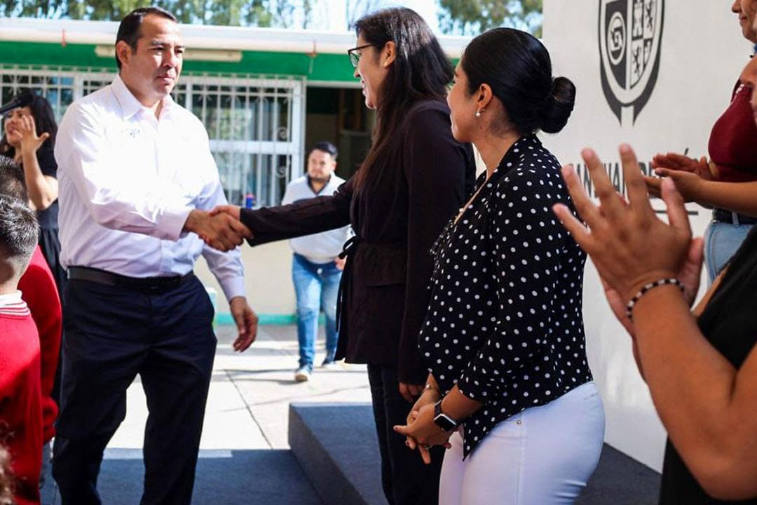 Roberto Cabrera anuncia construcción de techumbre en escuela primaria