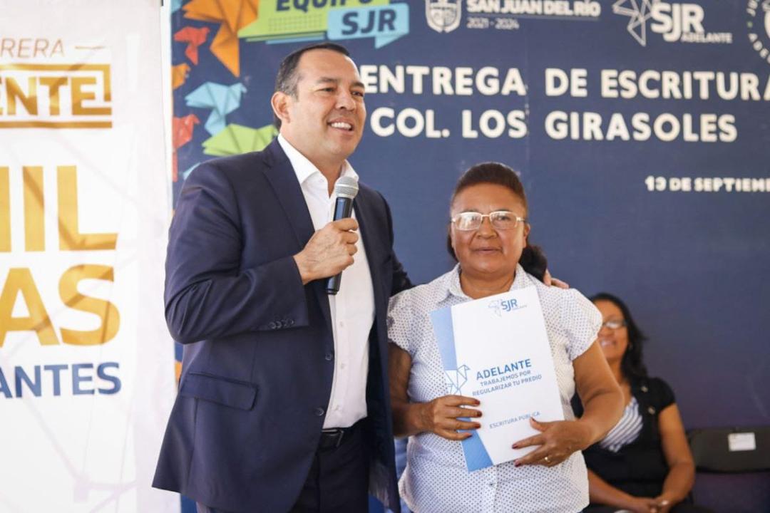 Roberto Cabrera entrega escrituras en colonia Girasoles